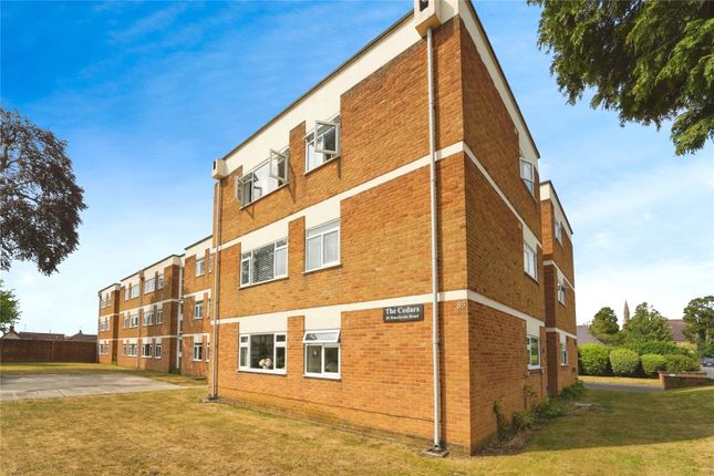 2 bed property, in Hucclecote Road, £130,000