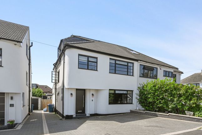 4 bed property, in Whitegate Gardens, £825,000