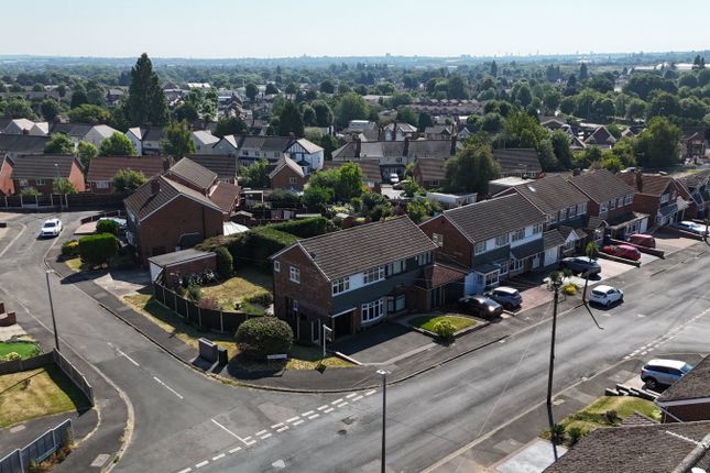 3 bed property, in Silverthorne Avenue, £250,000