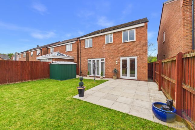 4 bed property, in Primrose Close, £290,000