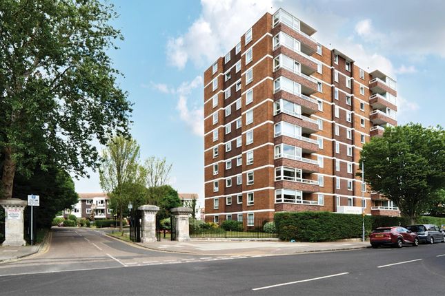 2 bed property, in Blount Road, £235,000