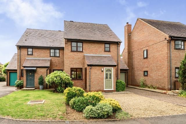 2 bed property, in Harlow Way, £450,000