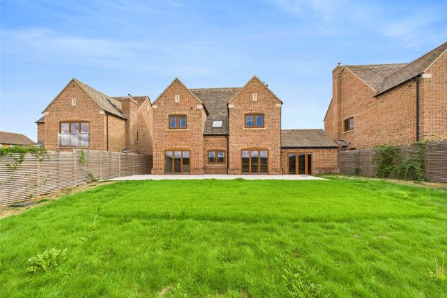 6 bed property, in Seven Acres Close, £800,000
