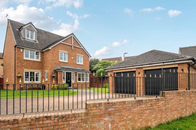 5 bed property, in Castlefields Drive, £400,000