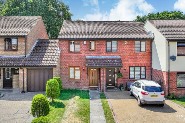 2 bed property, in Mahonia Drive, £380,000