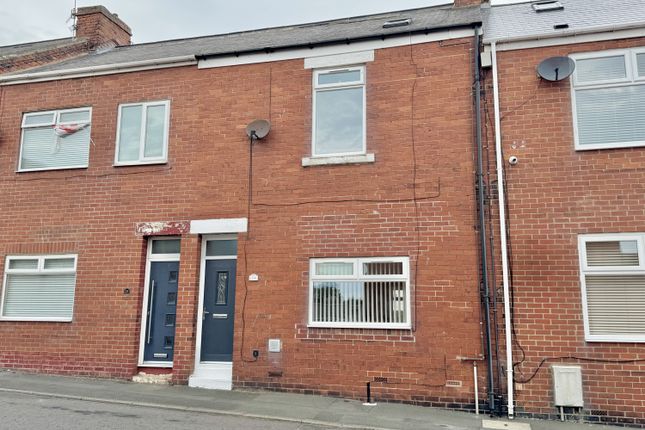 2 bed property, in Mount Stewart Street, £75,000