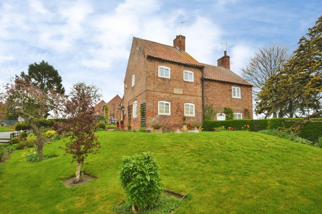 2 bed property, in Caunton Road, £250,000