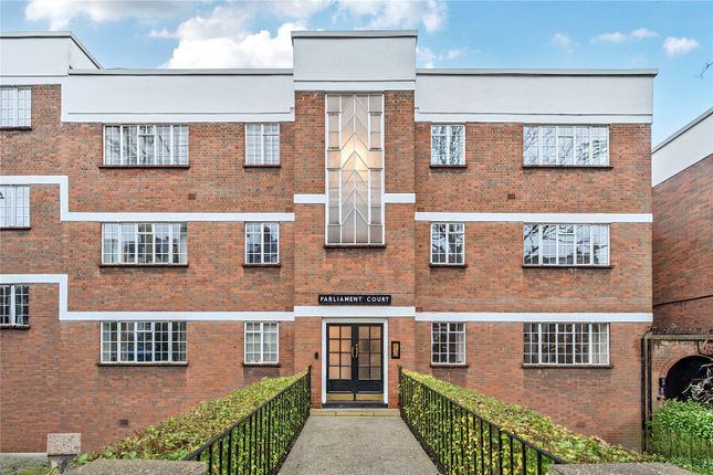 2 bed property, in Parliament Hill, £600,000