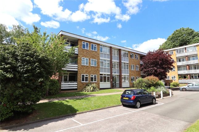 2 bed property, in Woking, £235,000
