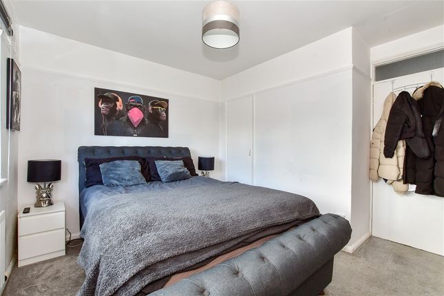1 bed property, in Charing Crescent, £125,000