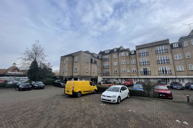 2 bed property, in Lake Street, £115,000