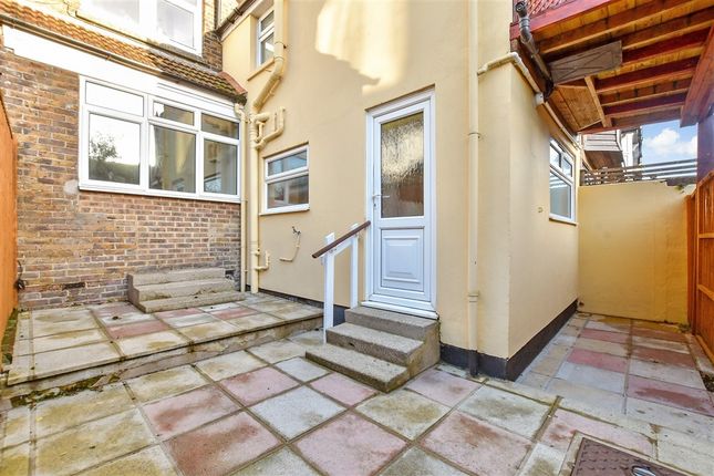 1 bed property, in Stanhope Road, £190,000