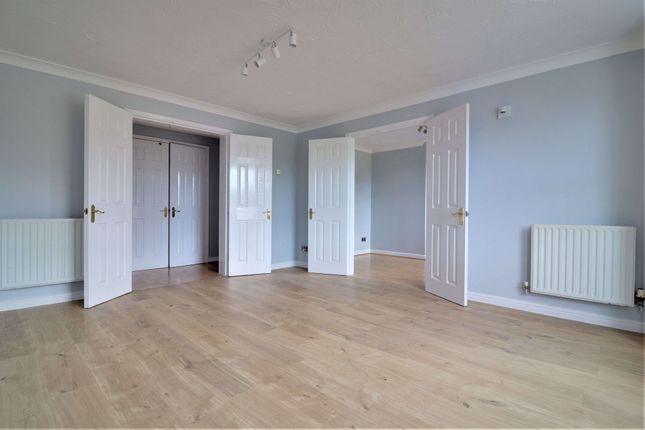 2 bed property, in Otley Court, £375,000