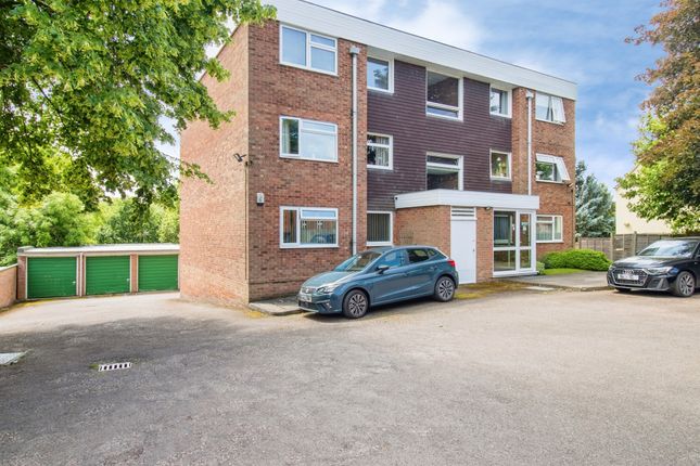 2 bed property, in Birmingham Road, £130,000