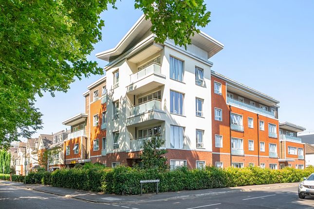 1 bed property, in Maybury Road, £225,000