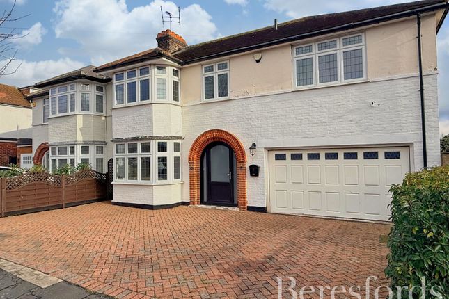 4 bed property, in Elmhurst Drive, £825,000