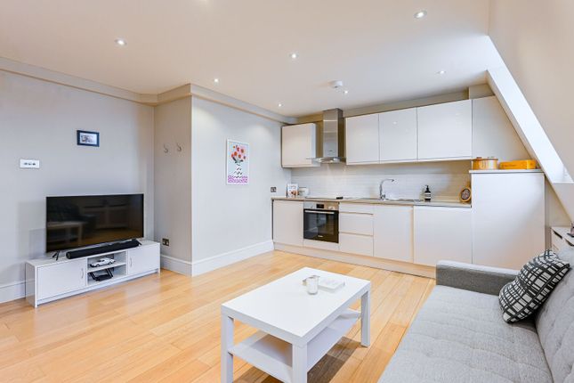 1 bed property, in Hogarth Road, £550,000