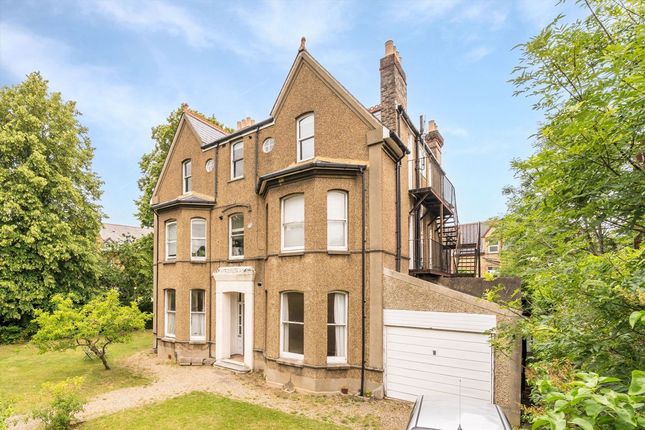 1 bed property, in Parklands, £375,000
