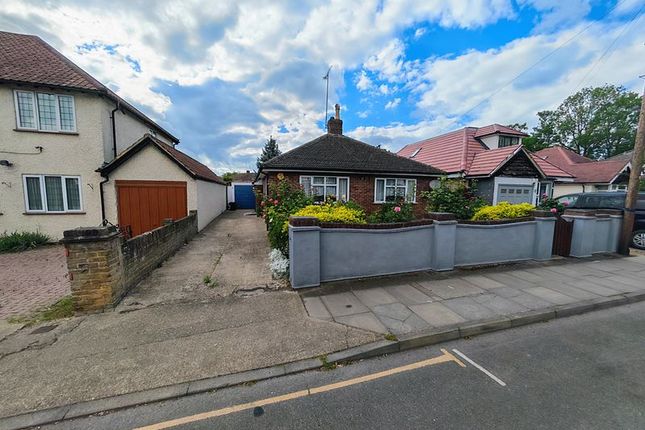 2 bed property, in Frays Avenue, £525,000