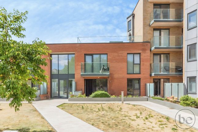 1 bed property, in Berkeley Avenue, £280,000