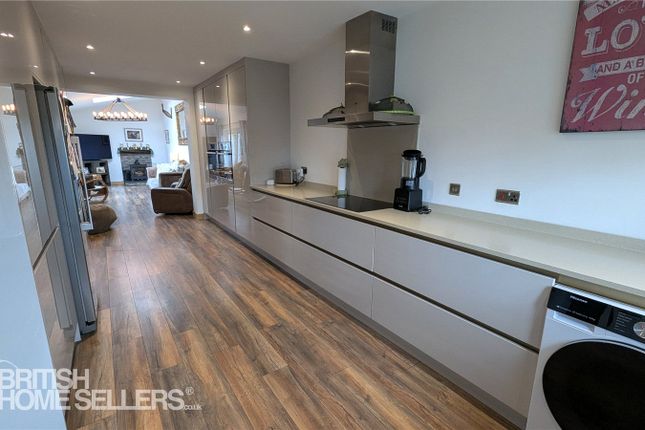 3 bed property, in Lothian Close, £325,000