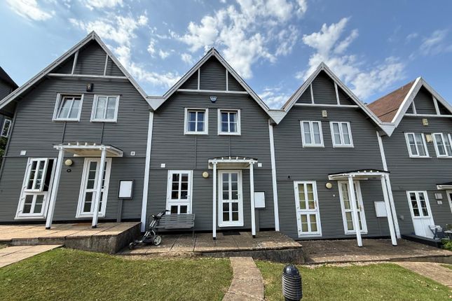 3 bed property, in The Roundel, £175,000