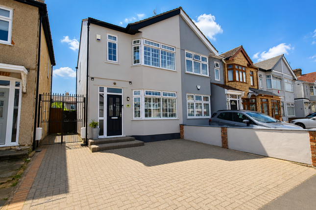 3 bed property, in Hawthorn Avenue, £450,000