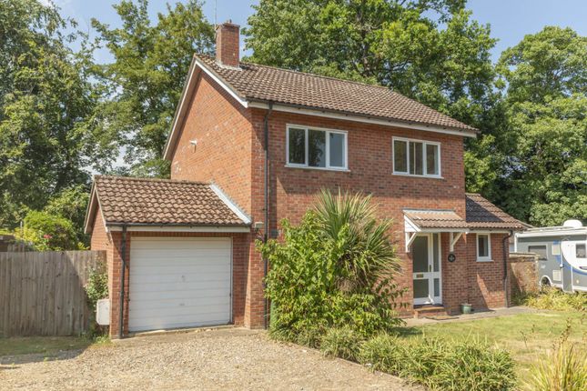 3 bed property, in Bulwer Close, £325,000