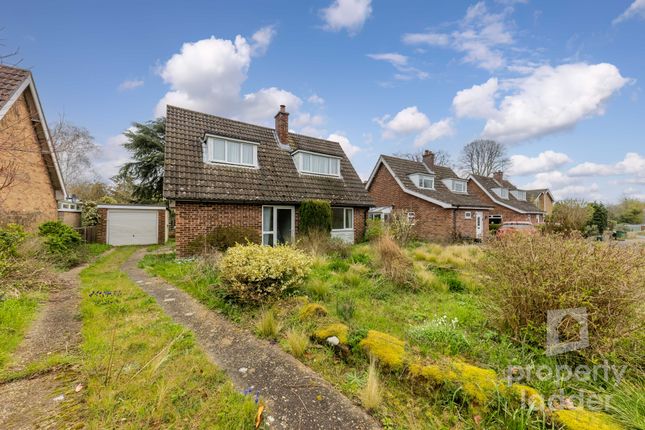 3 bed property, in Mead Close, £300,000