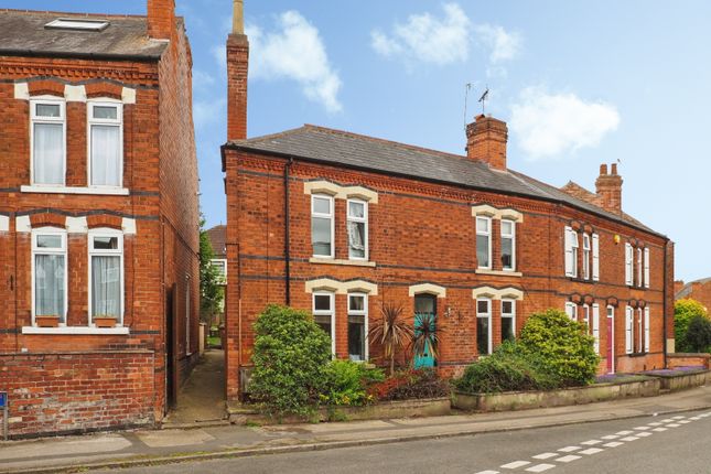 2 bed property, in Brookfield Road, £200,000