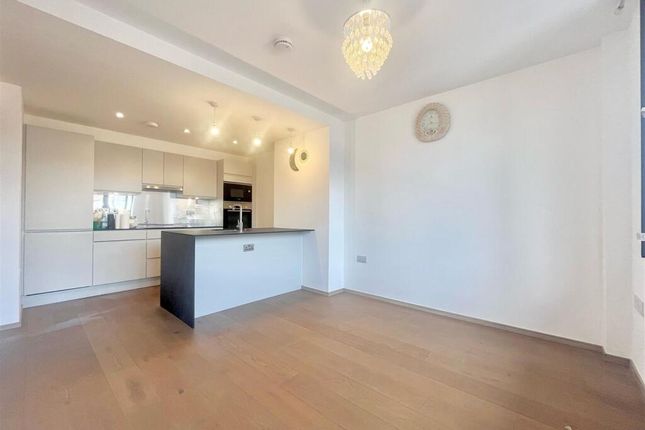 1 bed property, in 97 High Street, £260,000