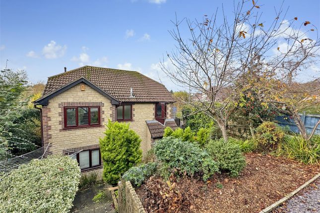 2 bed property, in Furzy Close, £285,000