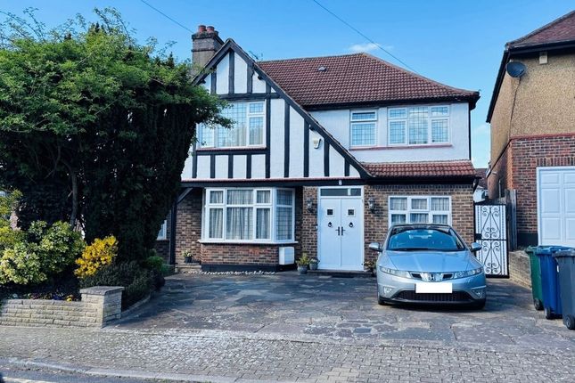 5 bed property, in Savoy Close, £875,000