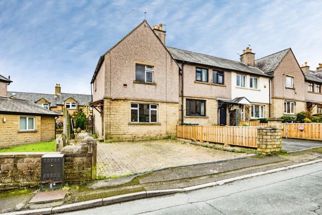 2 bed property, in Royds Avenue, £125,000