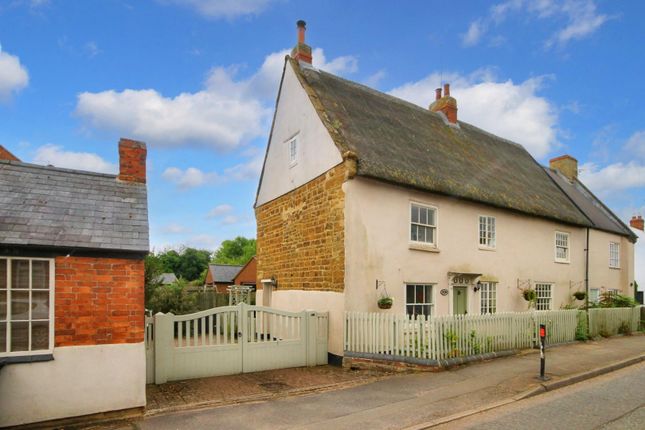 2 bed property, in Main Street, £265,000
