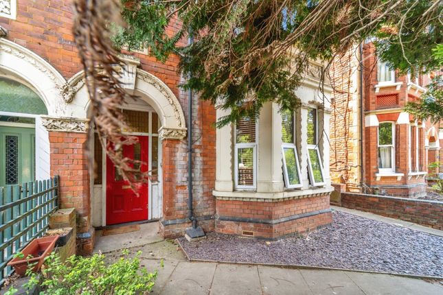 1 bed property, in Clapham Road, £130,000