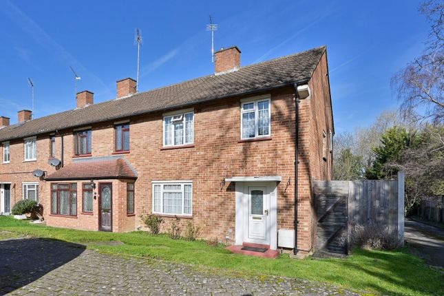 3 bed property, in Ellement Close, £595,000