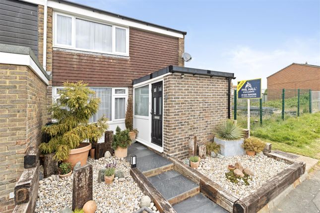 2 bed property, in Biddenden Close, £270,000