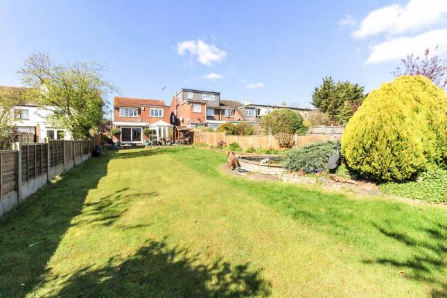 4 bed property, in Southbourne Grove, £595,000