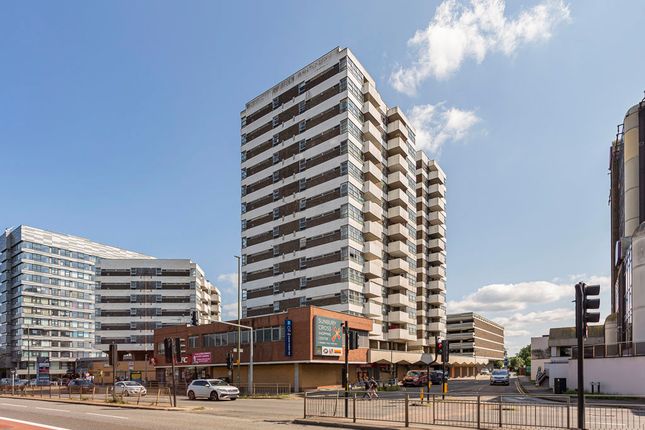 2 bed property, in Staines Road West, £145,000
