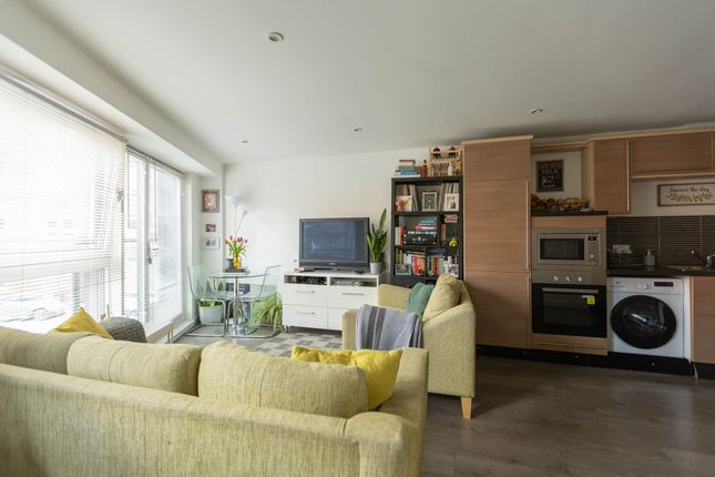 1 bed property, in Templeton Street, £135,000