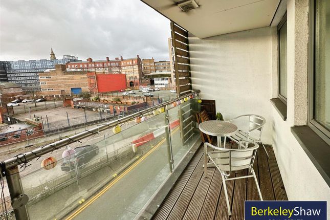2 bed property, in Focus Building, £120,000