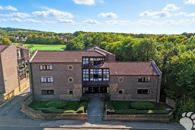 2 bed property, in Forest Glade, £235,000