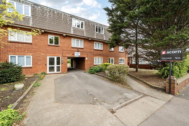 1 bed property, in Woolwich Road, £200,000