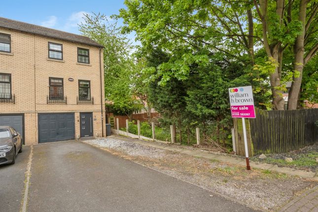 4 bed property, in Hawthorne Drive, £200,000
