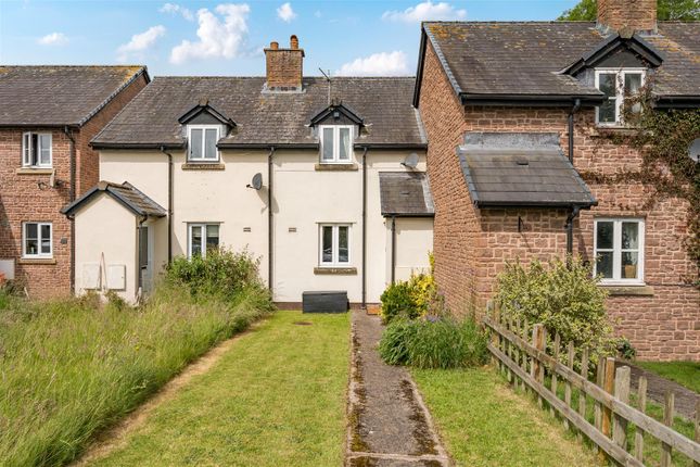 2 bed property, in Warren Close, £245,000