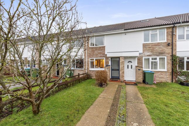 2 bed property, in Hillington Close, £325,000