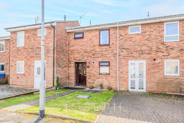 2 bed property, in Merrion Close, £200,000