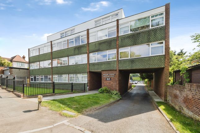 2 bed property, in Cavendish Avenue, £190,000