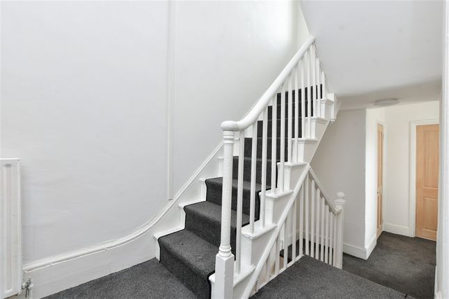 5 bed property, in Clifton Gardens, £375,000